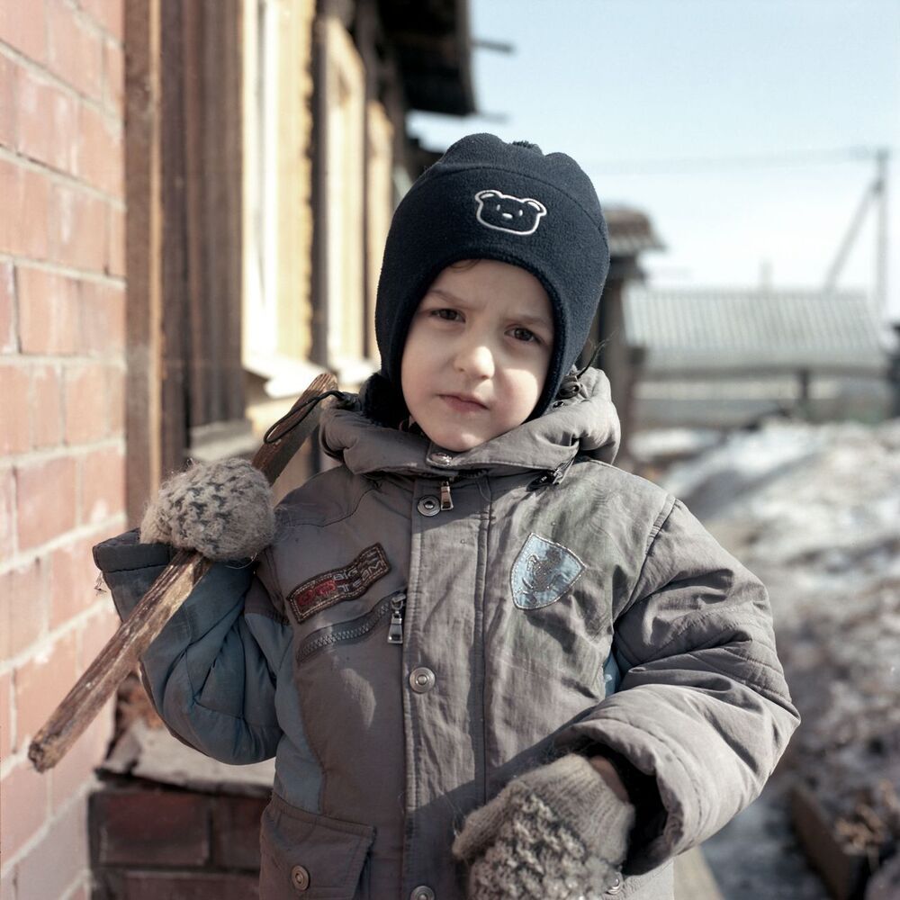 В черно белых тонах.