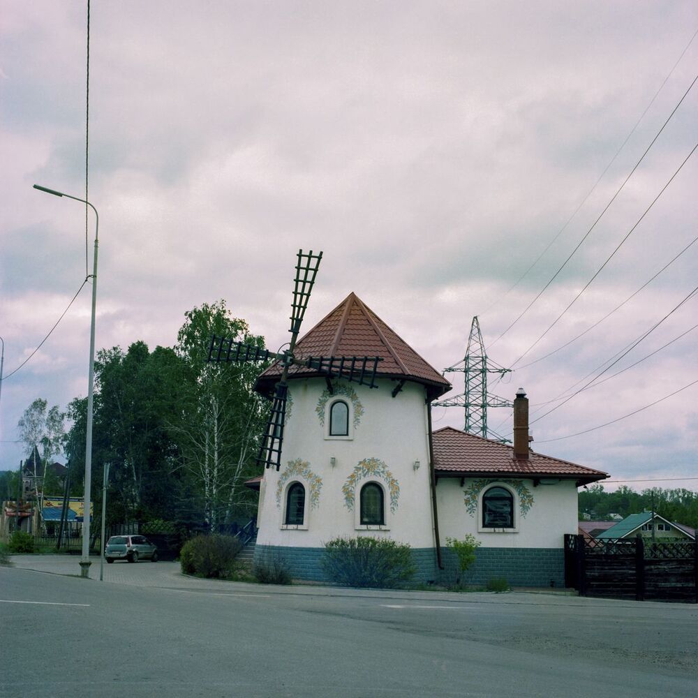 В черно белых тонах.