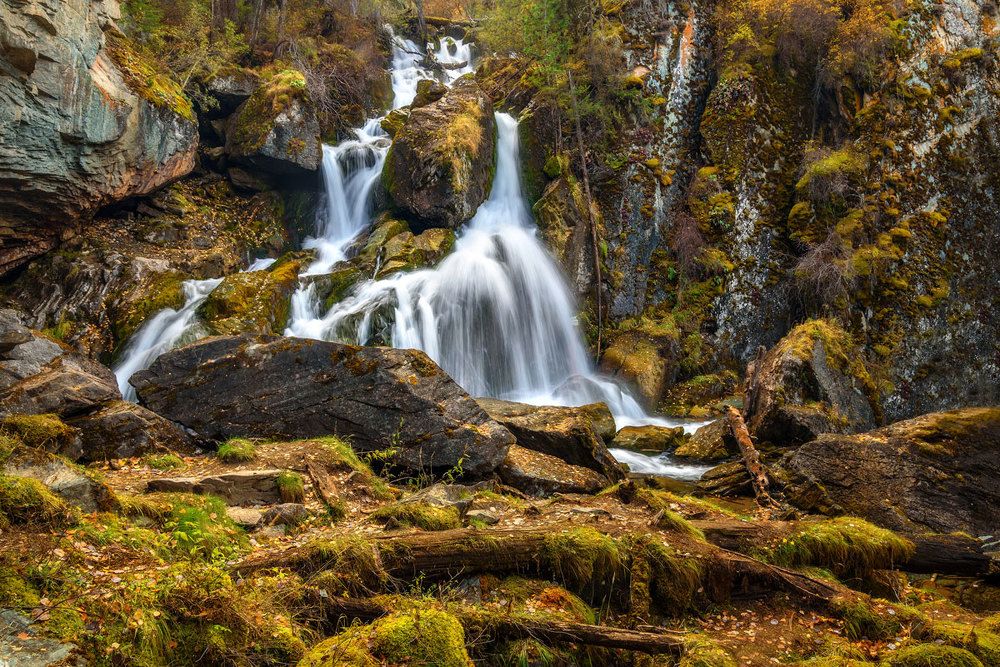 водяной разлегся посреди водопада