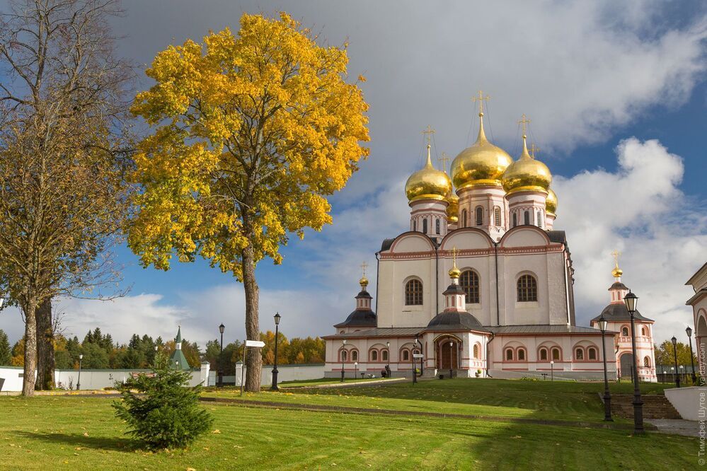 Осенние краски Иверского монастыря на Валдае