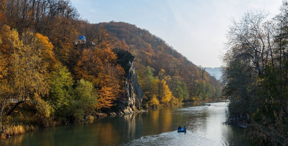 Виды на скалу Петушок (скала Спасения).