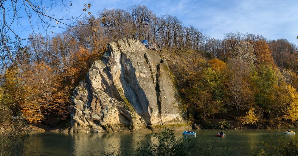 Виды на скалу Петушок (скала Спасения).