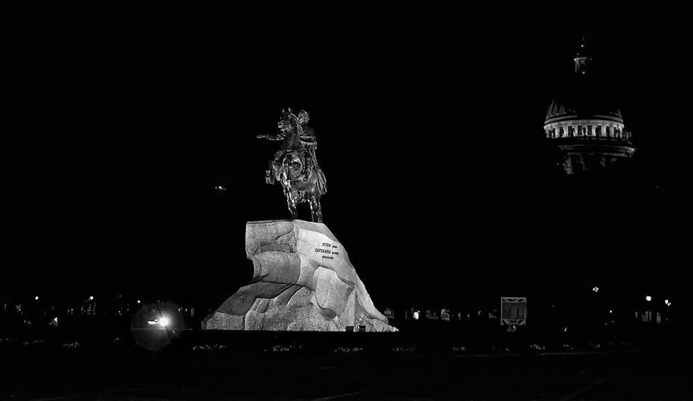 Город - Венеция, город - Бастилия, город - тюрьма. Кто, заглядевшись, в пути остановится, сходит с ума, И превращается в бронзовый памятник или в мечту - Это и есть минимальная плата за красоту.