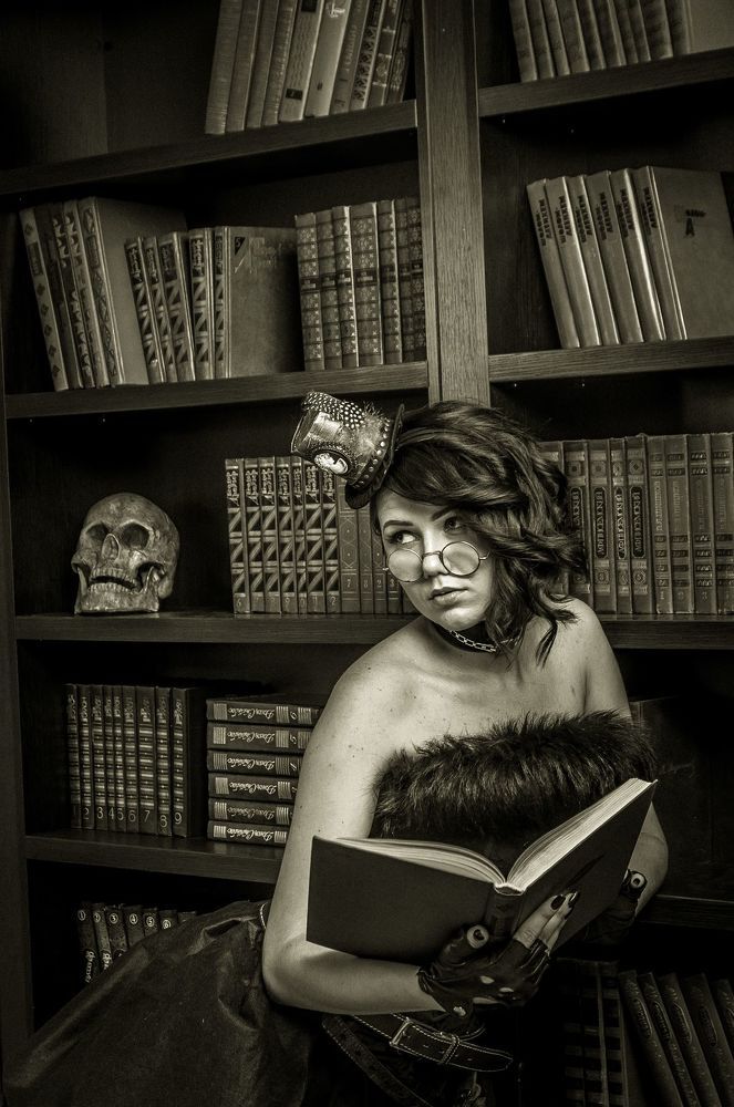 Violetta in the library