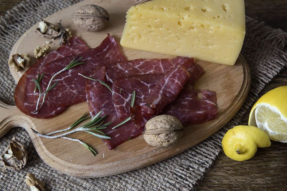 Натюрморт с копченым мясом и сыром