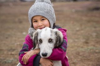 Девочка и пес из поселка Баршино.