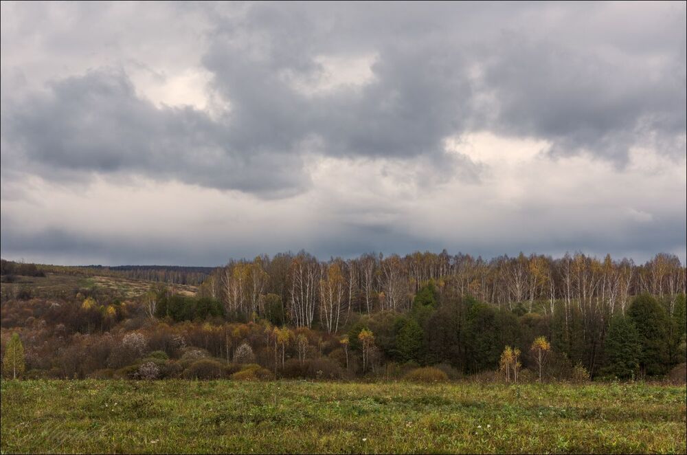 Осенним днём, ближе к вечеру.