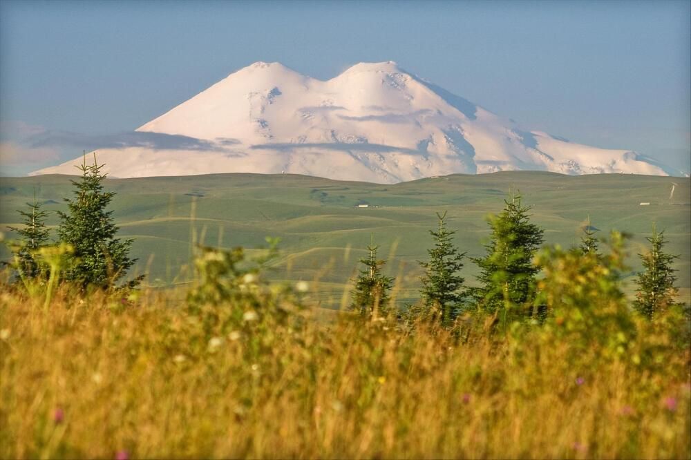 ещё утро и облака не закрыли вид, а только отбрасывают тени