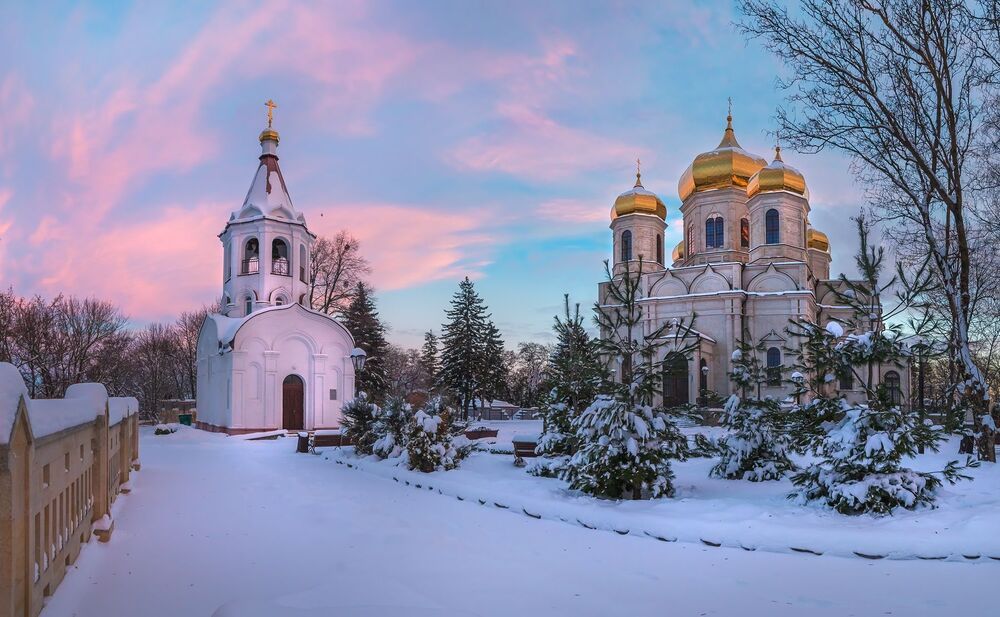 Живописный закат.  Казанский кафедральный собор (справа) и Церковь Николая Чудотворца (слева) в городе Ставрополь. Собор Казанской иконы Божией Матери (Каза́нский собо́р) &mdash; кафедральный собор Ставропольской и Невинномысской епархии Русской православной церкви. Первоначально был построен в 1843&mdash;1847 годах, но в 1930-х годах был разрушен. Восстановлен в 2004&mdash;2012 годы на старом фундаменте. Построен на самой высокой точке Ставрополя. Высота храма вместе с куполом составляет 76 метров.