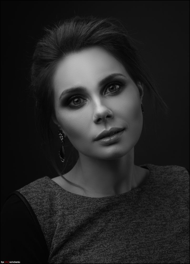 Оля.