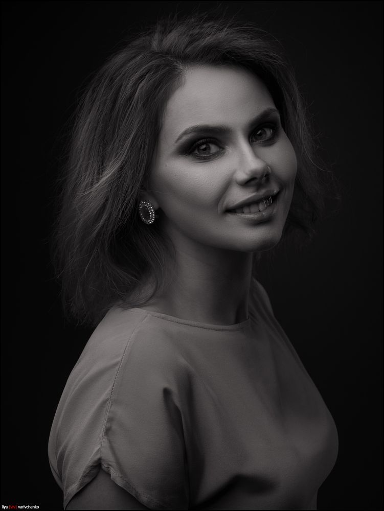 Оля.