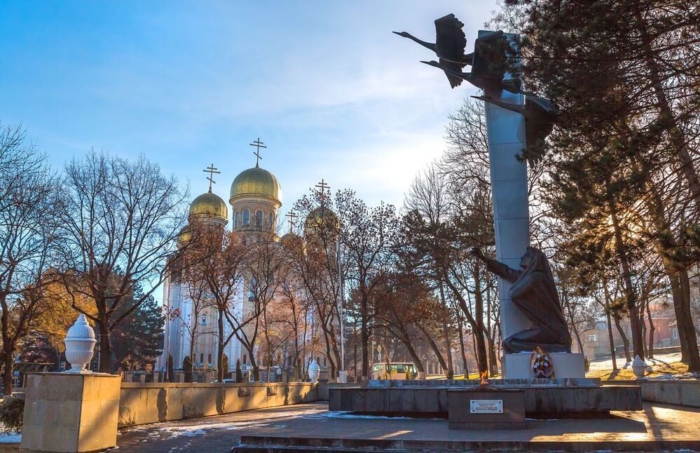 К небесам. Рядом со Свято-Никольским собором, в Кольцовском сквере, расположена архитектурно-скульптурная композиция "Журавли". Это памятник в честь земляков, жителей Кисловодска, погибших в годы Великой Отечественной войны. Многие ушли на фронт из Кисловодска и района, а вернулись далеко не все... Из этого сквера маршевые роты направлялись на вокзал, поэтому здесь и решено было соорудить памятник. Средства на его сооружение собрали жители города. Открытие памятника состоялось 6 октября 1978 г