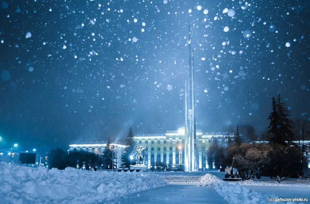 В свете прожекторов
