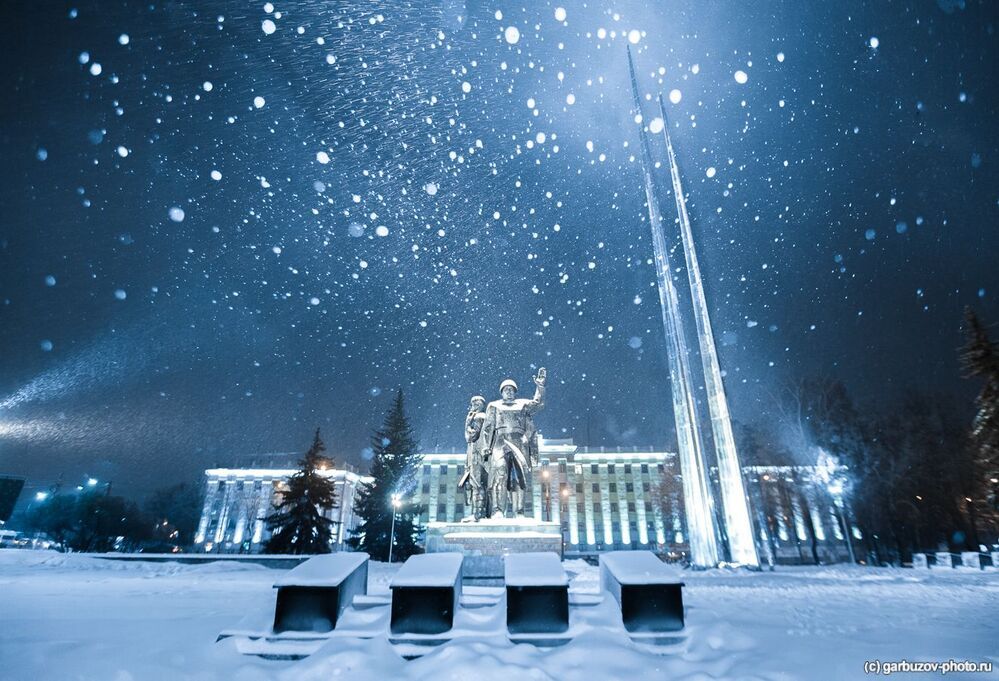 В свете прожекторов
