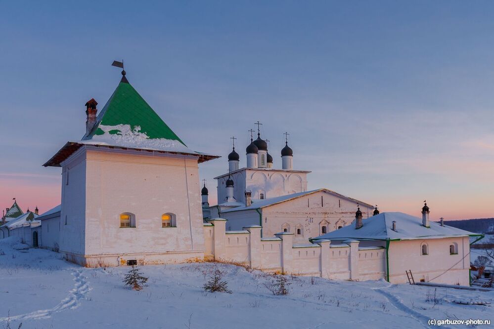 Тихий зимний монастырь