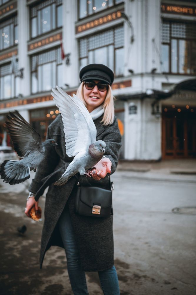 Девушка и голуби