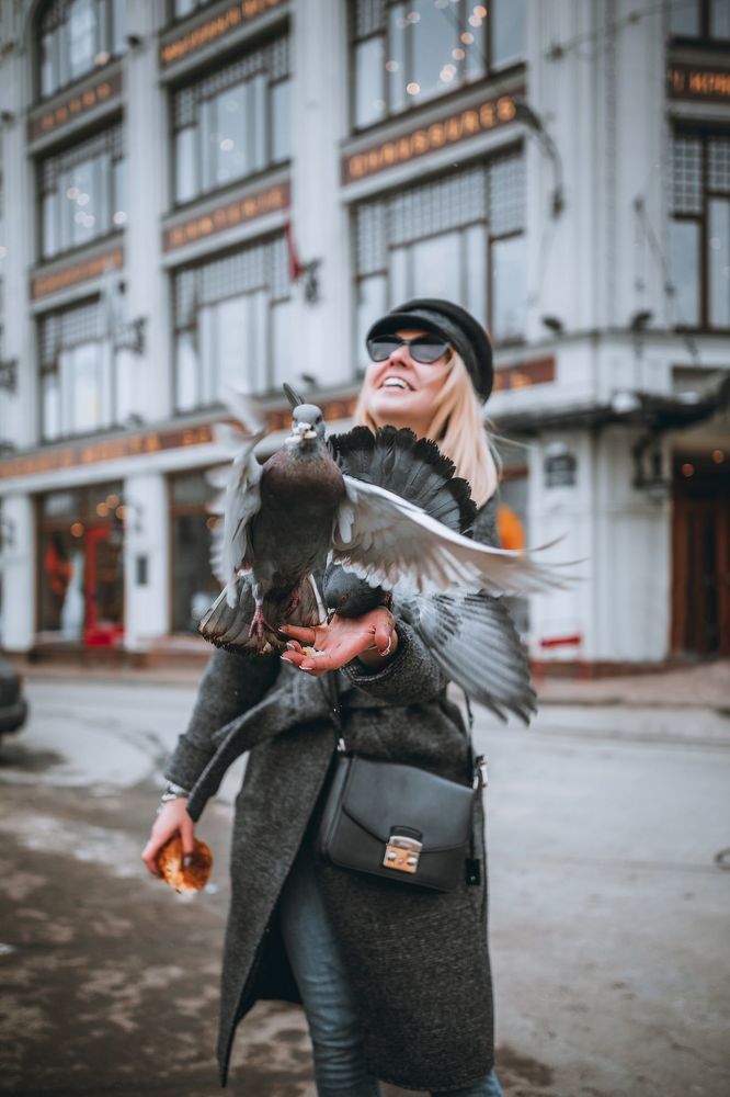 Девушка и голуби
