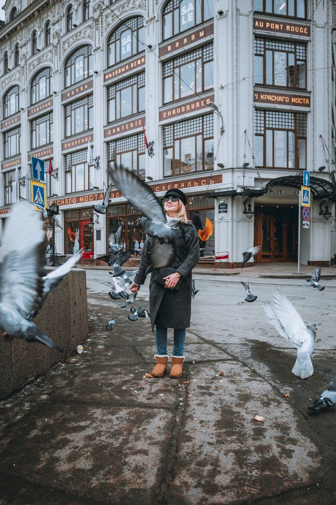 Девушка и голуби