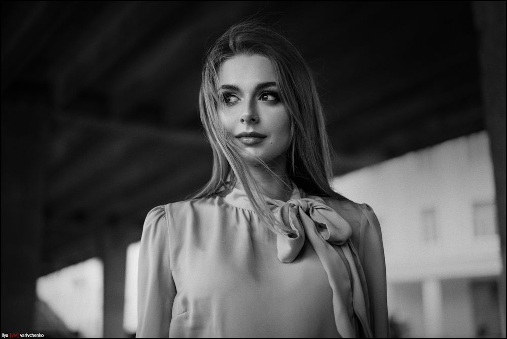 Оля.