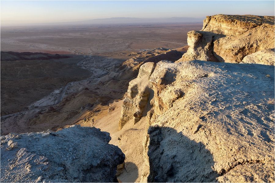 04. Бедленд (бэдленд) (от англ. badlands, буквально &mdash; дурные, плохие, бесплодные земли)  &mdash; вид сухого рельефа с глиняными почвами, состоящего из сети холмов с узкими гребнями, пересеченных оврагами. Возникает в результате размыва (эрозии) глиняных пород ветром и сезонными ливневыми потоками. Чрезвычайно сложен для передвижения. Бедленд часто окрашен в самые разнообразные цвета, от чёрных и красных до светлых глин.