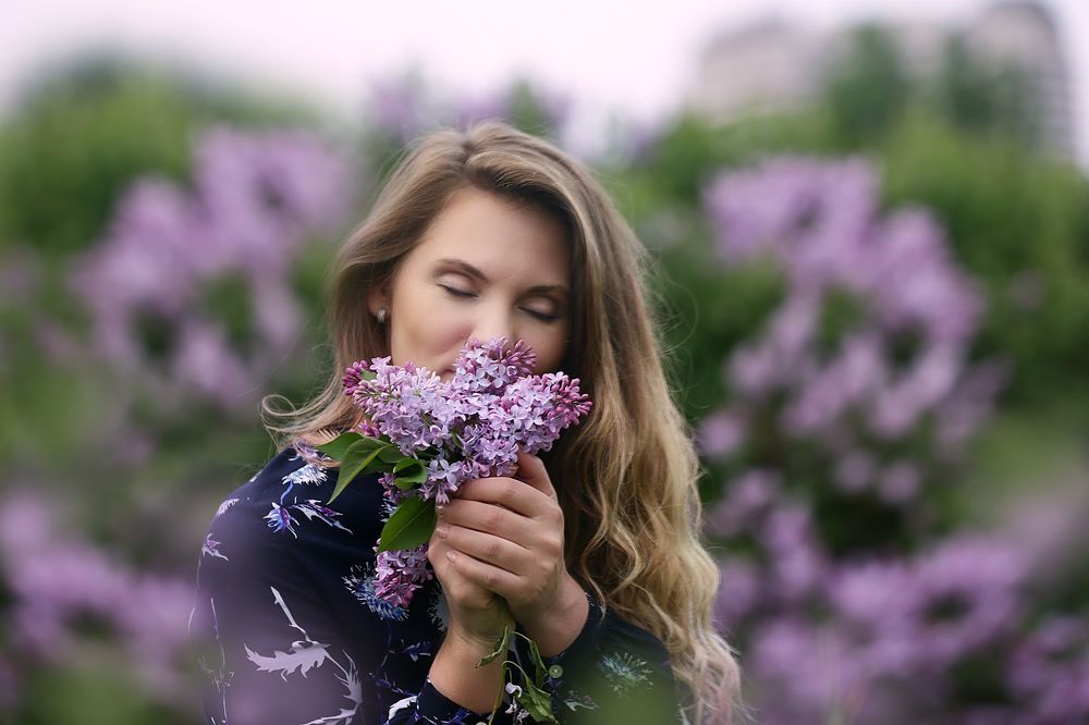 Сиренево-розовое.) В золоте.)