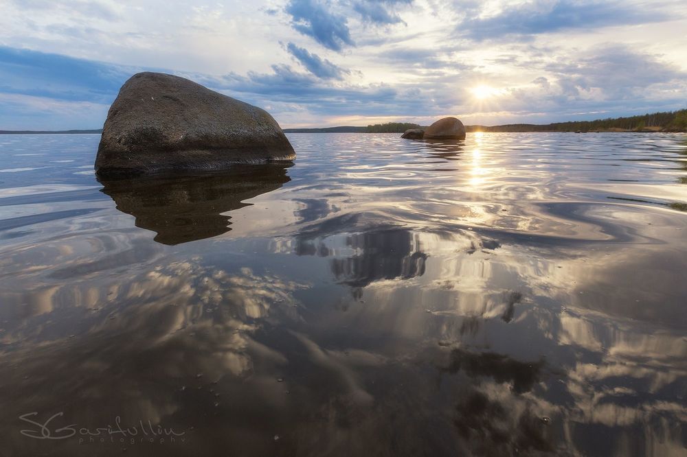 Вода и воздух точит камень.