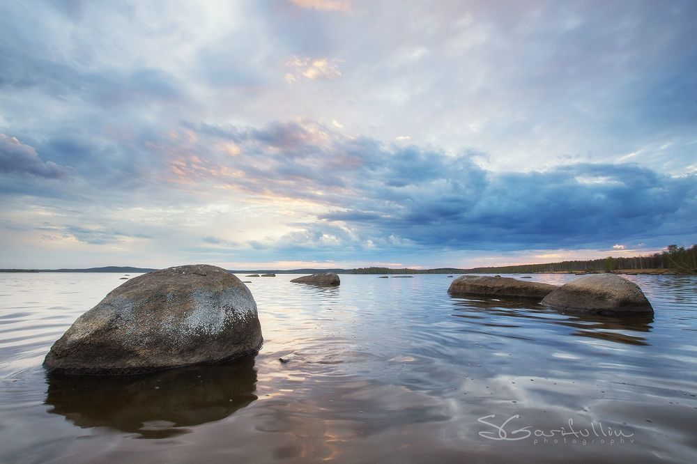 Вода и воздух точит камень.