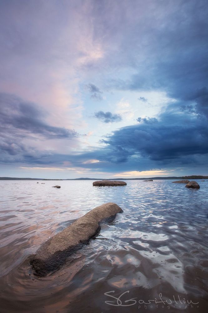 Вода и воздух точит камень.
