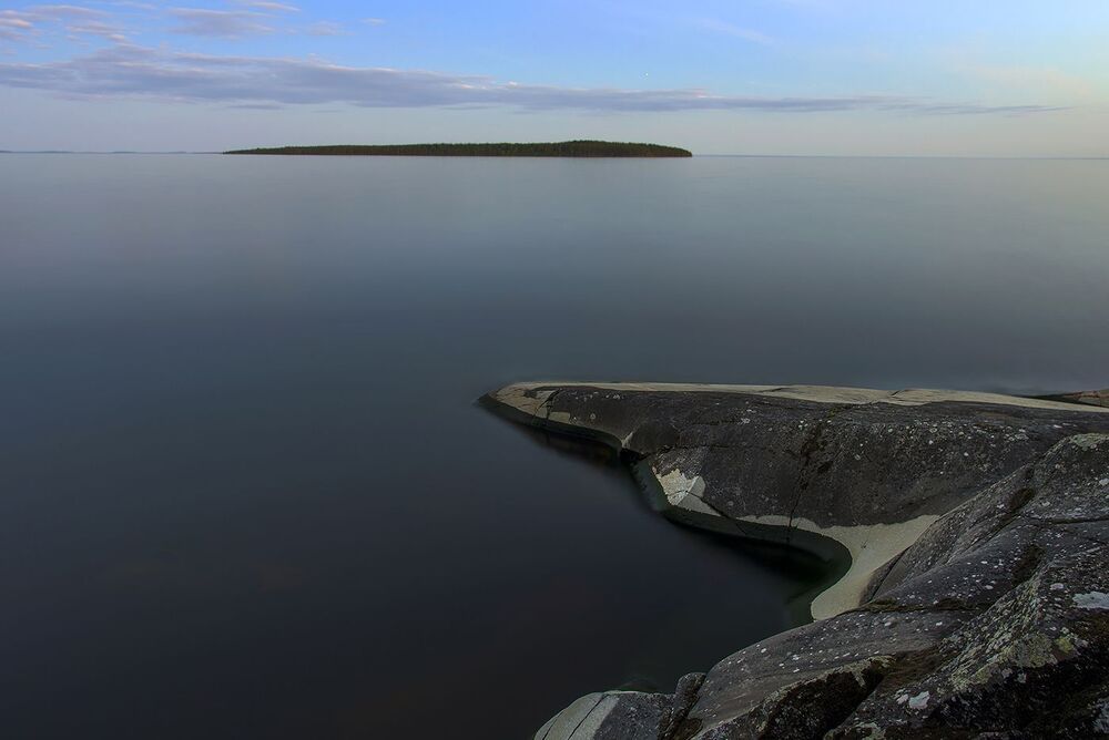 Плыла луна