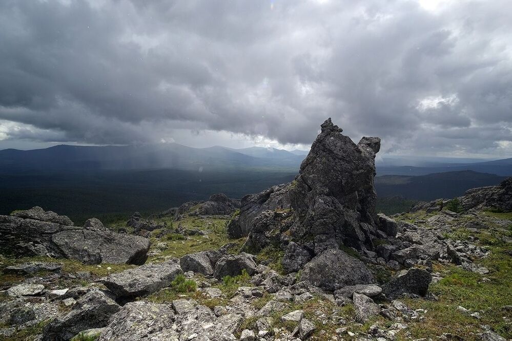 И снова облачно, и снова Тролль любуется дождями
