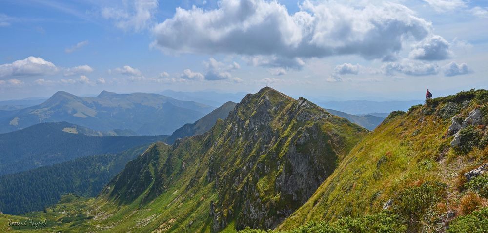 На хребте. Вершина Горы Поп Иван Мармарошский впереди