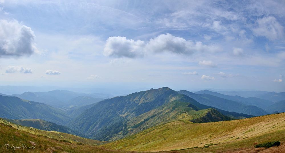И только небо и горные вершины. Панорама на запад, по хребту. что чуть левее центра проходит граница с Румынией