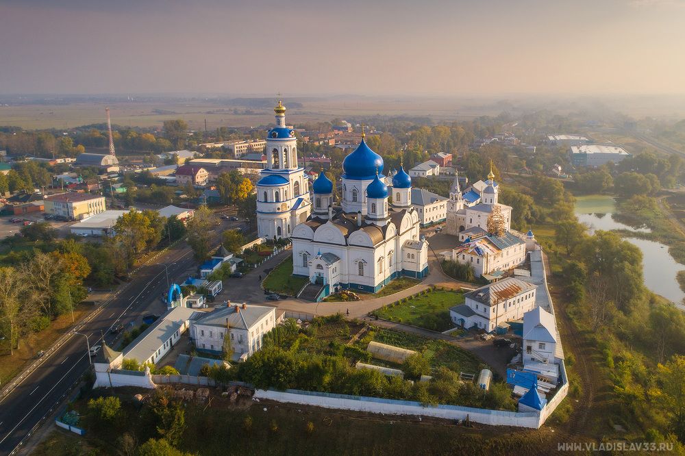 Свято Боголюбский Женский Монастырь в первых лучах осеннего солнца!