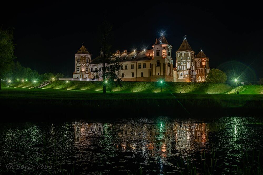 Мирский замок ночью