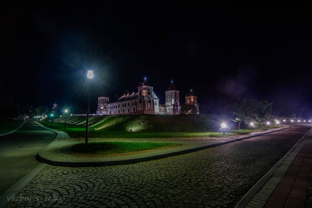 Мирский замок ночью