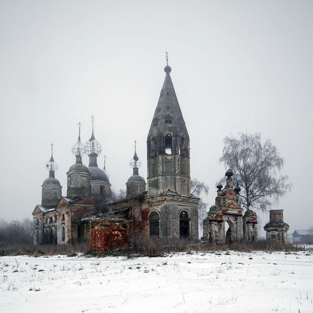 Покосились кресты,храм порушен,но вера жива.