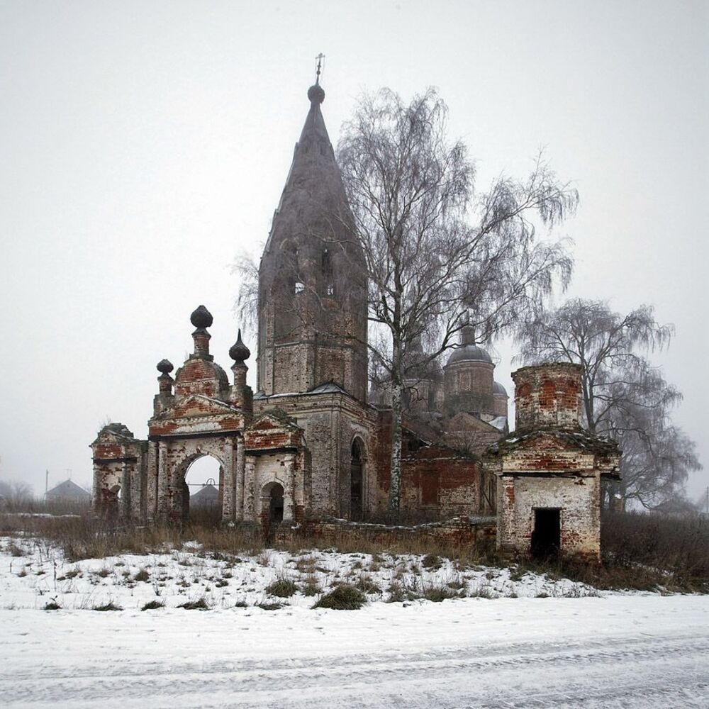 Покосились кресты,храм порушен,но вера жива.