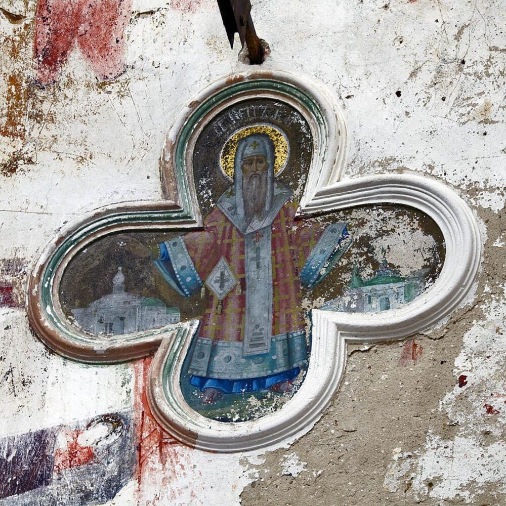 Покосились кресты,храм порушен,но вера жива.