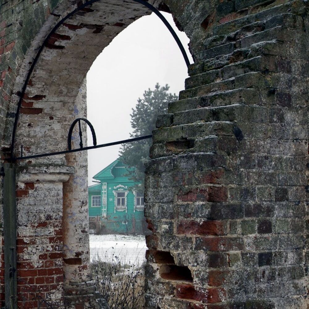 Покосились кресты,храм порушен,но вера жива.