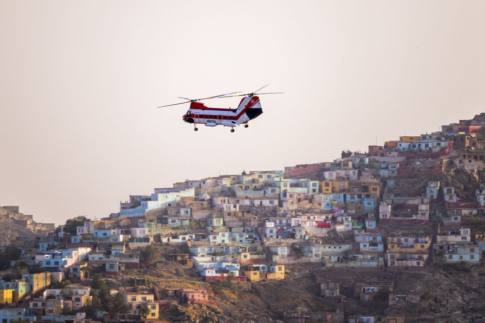 Вoeing Vertol 107 американской логистической компании Columbia Helicopters Incorporated в небе над Кабулом