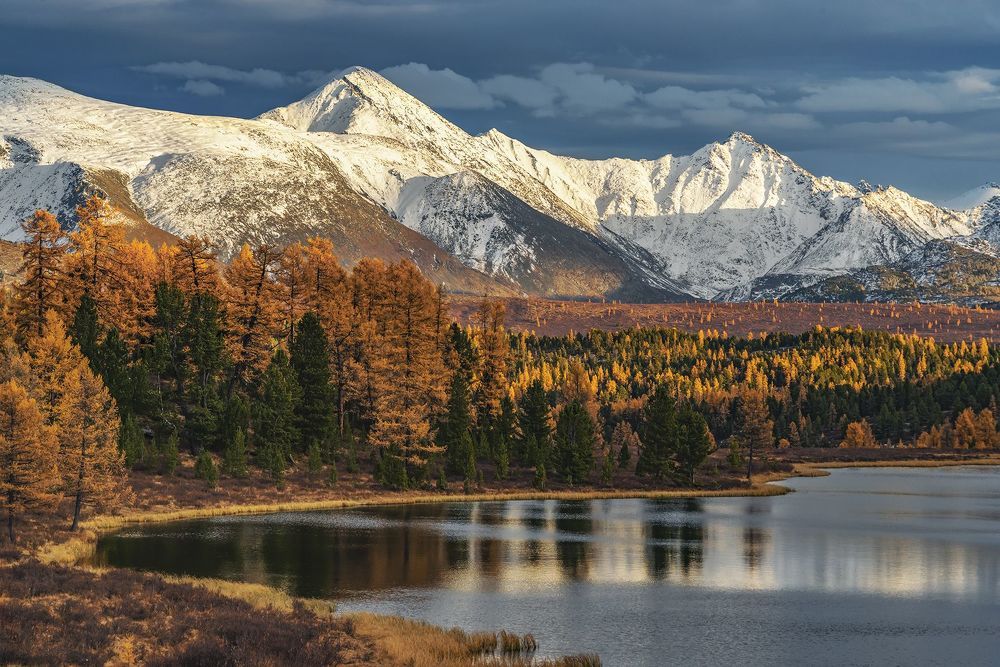Закат на горном озере.