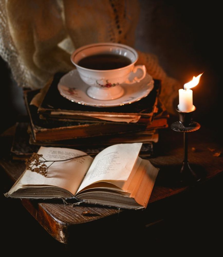 С книгами и платком на стуле