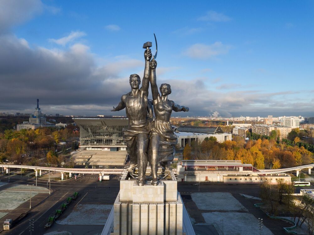 Рабочий и колхозница