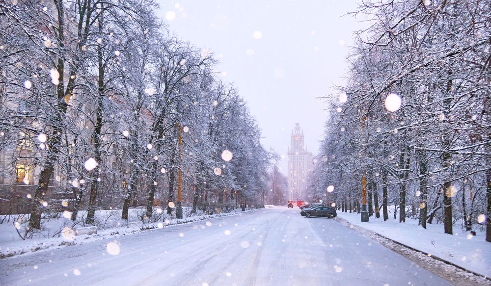 С Новым годом! Снегопад в МГУ.
