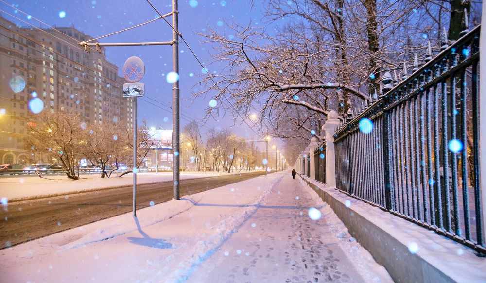 С Новым годом! Снегопад в МГУ.