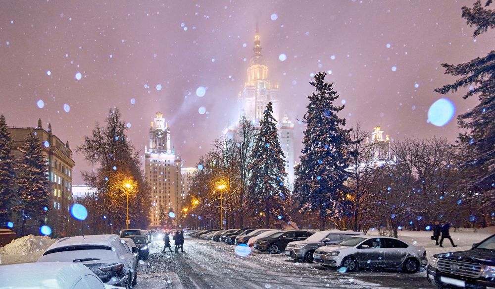 С Новым годом! Снегопад в МГУ.