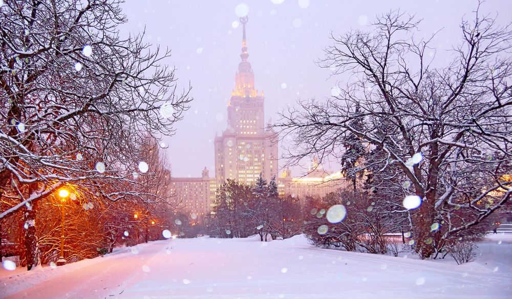 С Новым годом! Снегопад в МГУ.