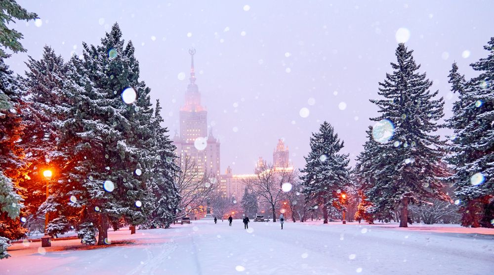 С Новым годом! Снегопад в МГУ.