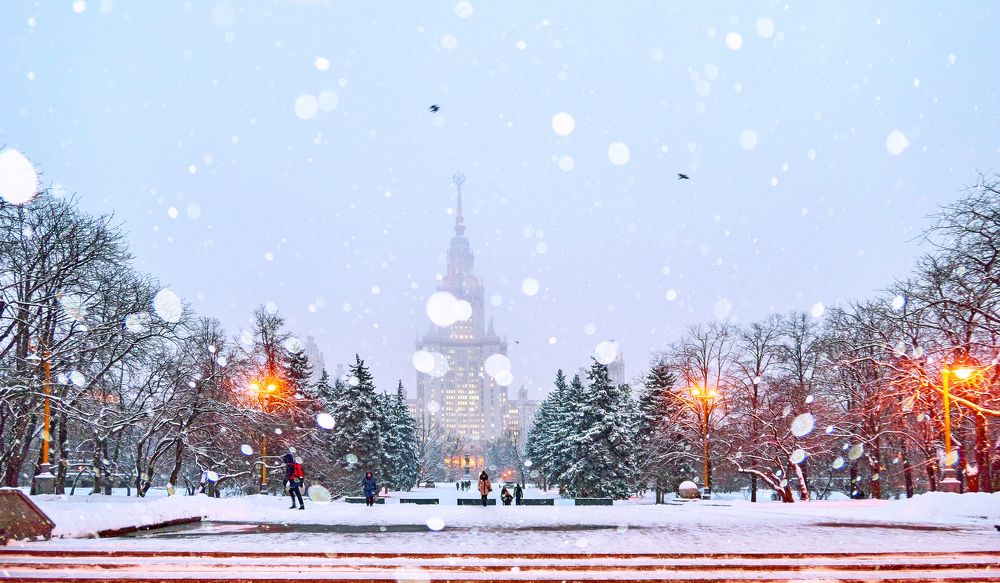 С Новым годом! Снегопад в МГУ.