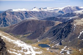 В восточной части гор находятся Джунгарские ворота - проход, который в течение многих веков использовался для вторжения в Среднюю Азию